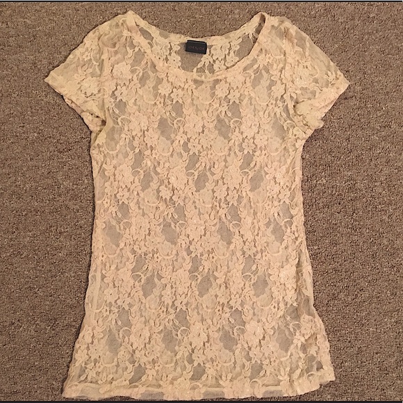 🌼FREE with bundle of 3+ items!🌼 Lace Shirt - Picture 2 of 4